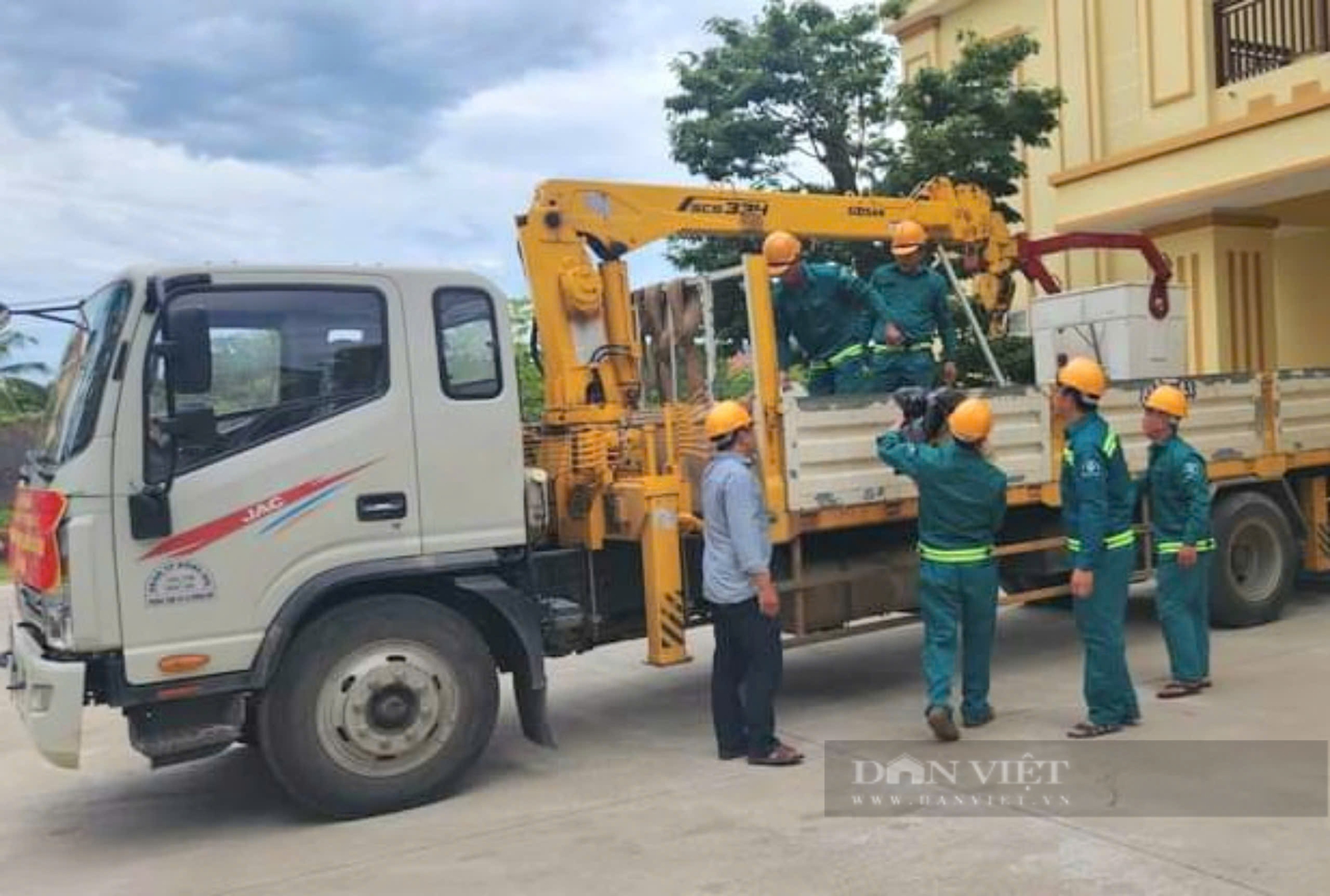 Nông dân Quảng Bình làm ruốc sả, đưa thuyền nan ra hỗ trợ người dân vùng lũ phía Bắc - Ảnh 4.