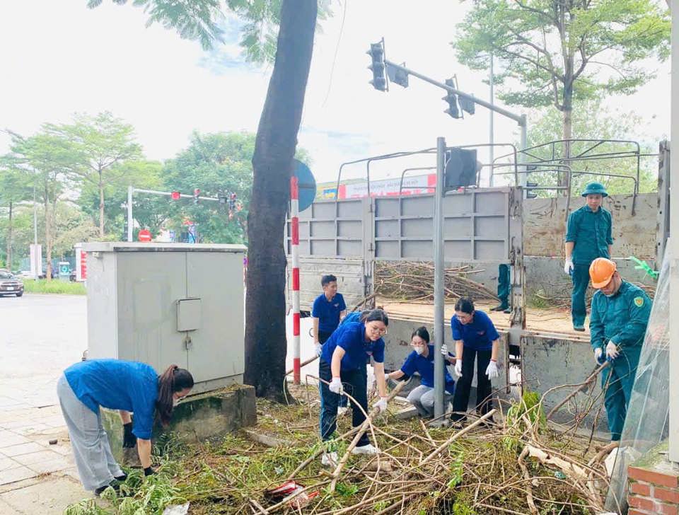 Sinh viên Đại học Thủ đô hỗ trợ vệ sinh môi trường tại phường Quan Hoa, quận Cầu Giấy - Ảnh: Hội SVVN