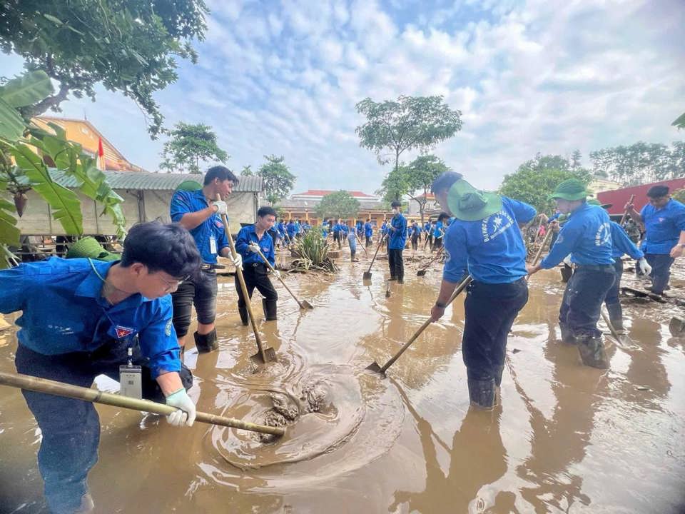 Sinh viên Trường Đại học Kinh tế Quốc dân tham gia khắc phục hậu quả ngập lụt tại huyện Hạ Hoà, tỉnh Phú Thọ - Ảnh: Hội SVHN