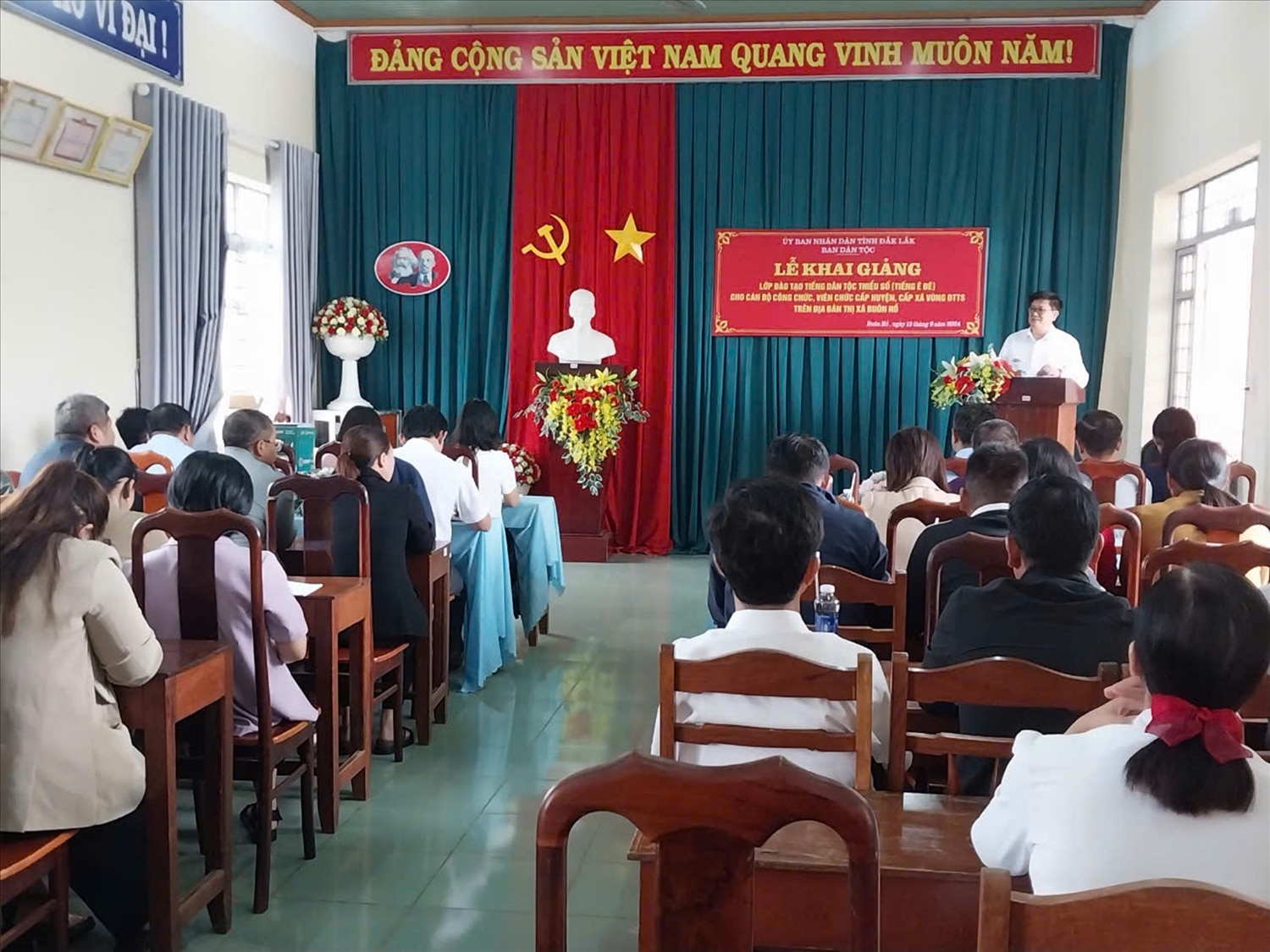 Phó trưởng Ban Dân tộc Lê Ngọc Vinh phát biểu khai giảng lớp học lớp học tại thị xã Buôn Hồ