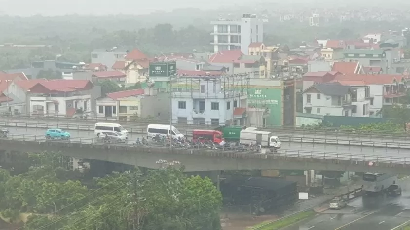 Nghĩa cử đẹp trong bão số 3: Tình người Việt vẫn luôn nồng đượm