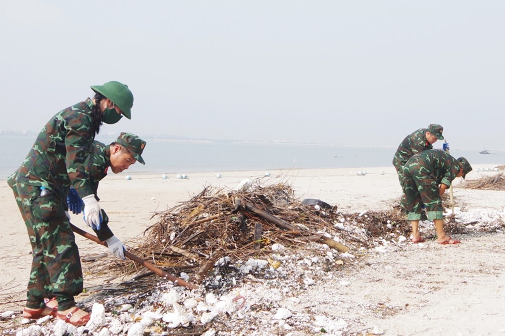 “Thắng” bão, vịnh Hạ Long đón hàng nghìn du khách - Ảnh 2.