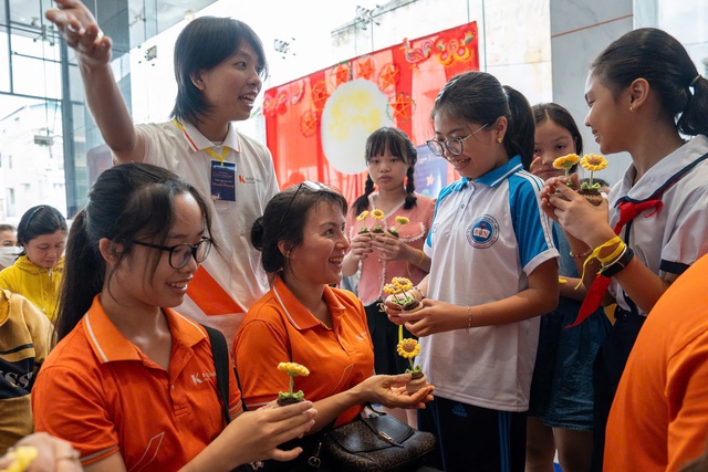 "Chuyện Trăng Non" - Ánh trăng vẫn sáng cho những trái tim nhỏ bé  - Ảnh 8.