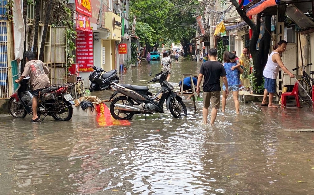 Hà Nội: Đầu tuần trường học bất ngờ ngập sâu, phụ huynh nháo nhác - 2