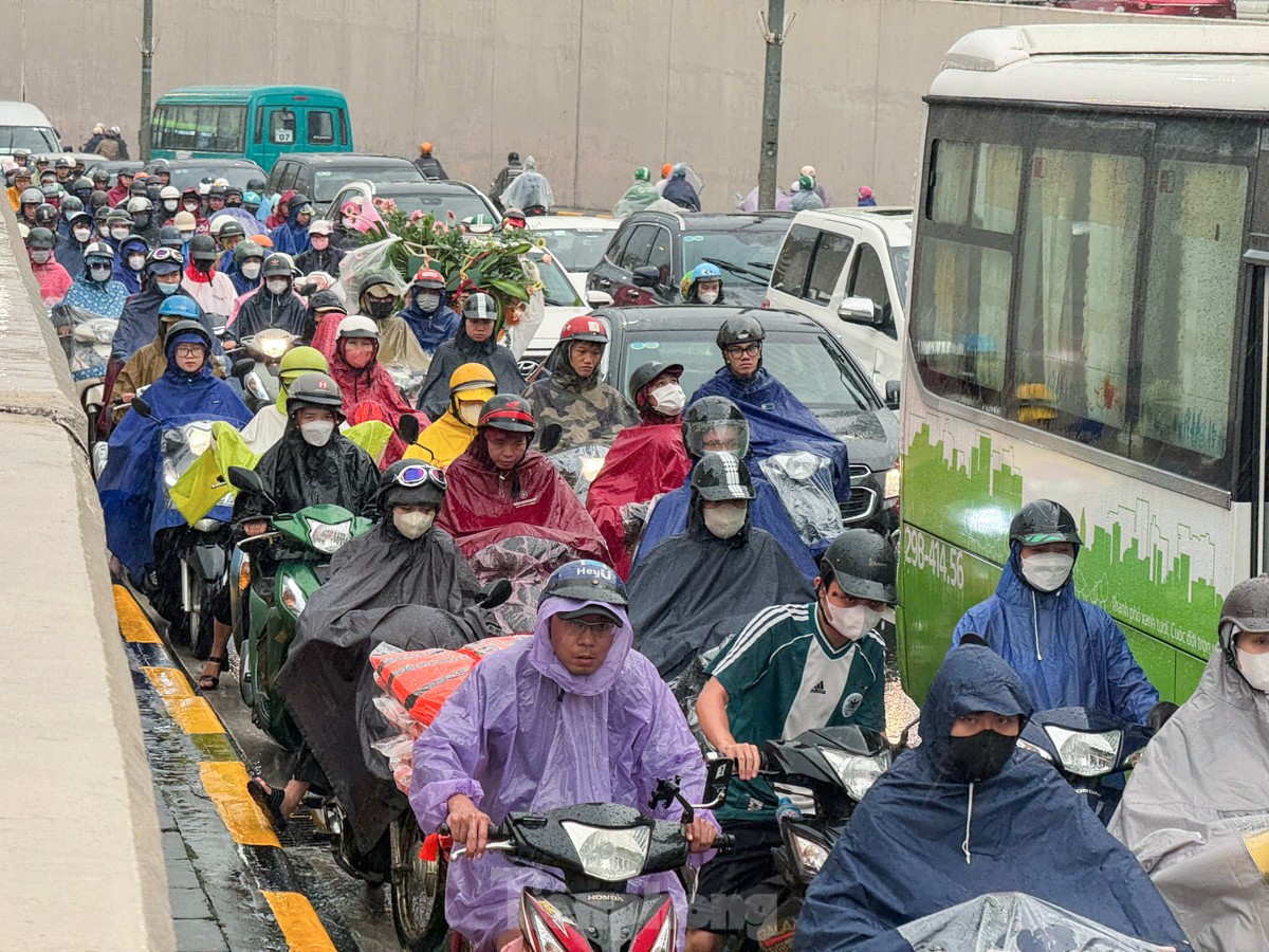 Người dân lại chật vật nhích từng mét trên đường giữa cơn mưa lớn giờ tan tầm ảnh 3