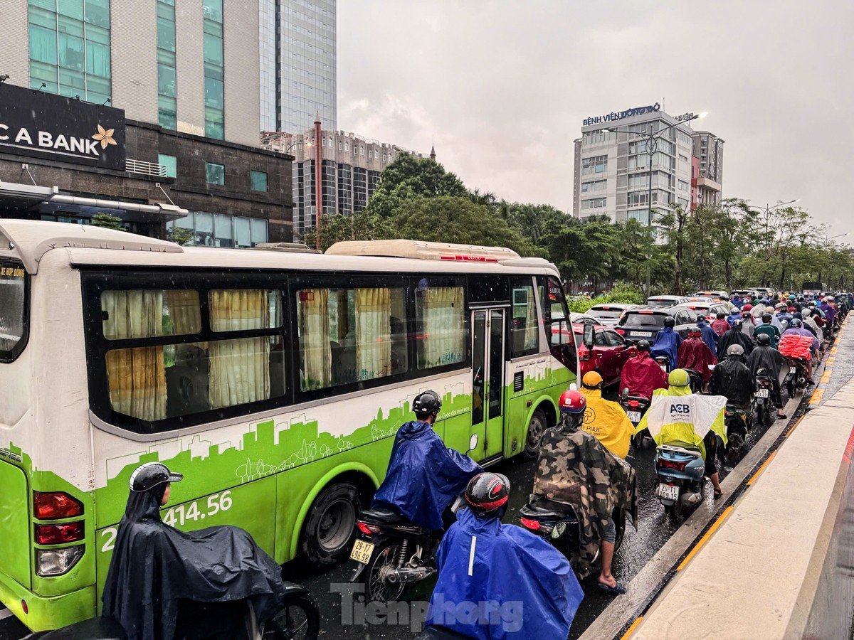 Người dân lại chật vật nhích từng mét trên đường giữa cơn mưa lớn giờ tan tầm ảnh 5