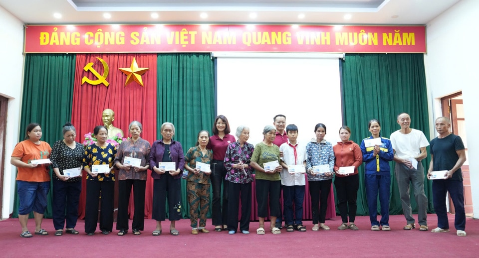 Gia đình ông Khánh trao quà cho 20 hộ dân phường Thanh Trì. Ảnh TH