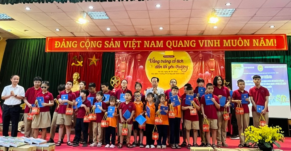 Đại diện lãnh đạo Sở GD&ĐT Hà Nội trao quà trung thu cho các học sinh.