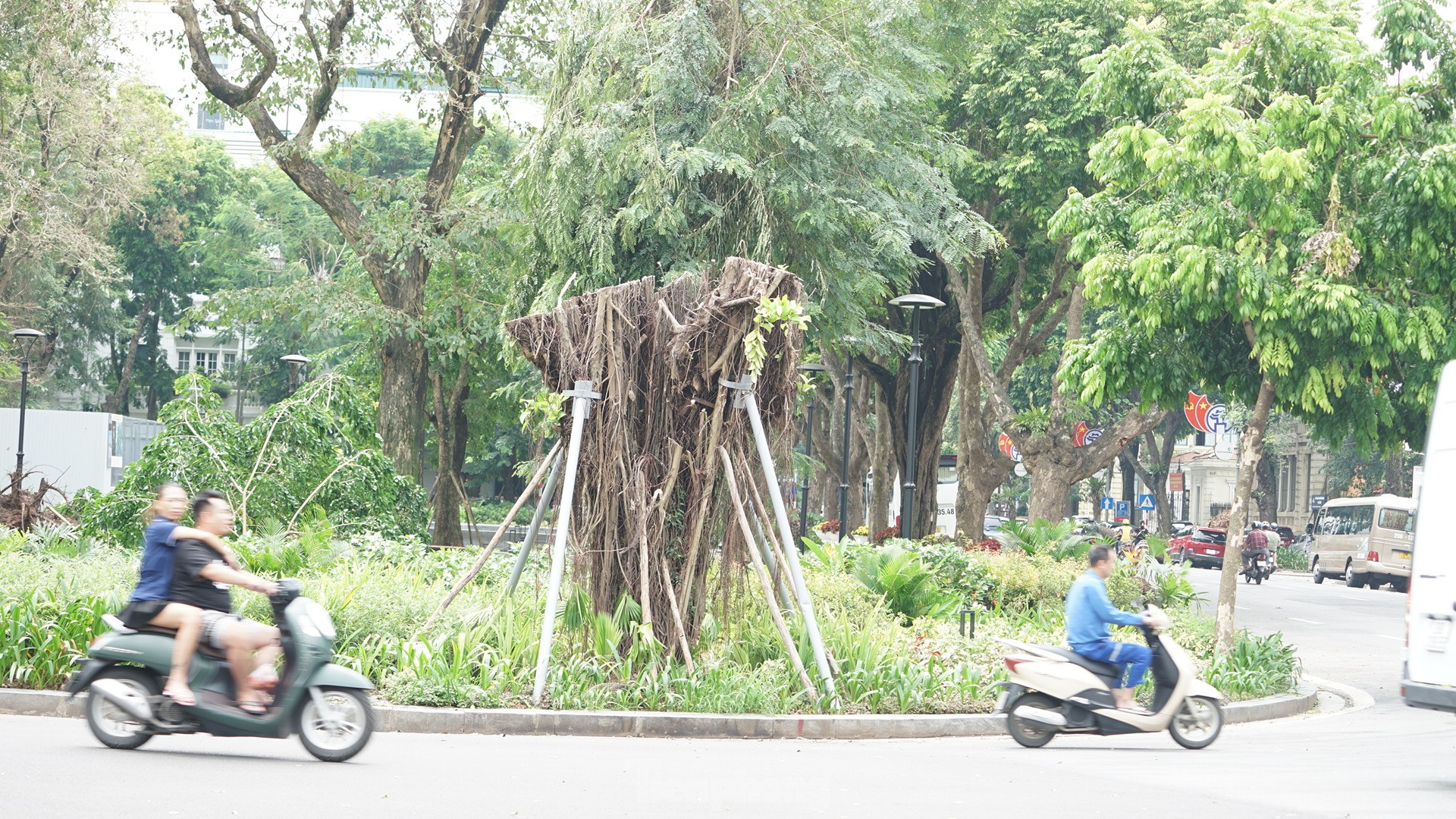 Khắc phục tình trạng cây xanh đổ ngổn ngang trên đường phố Hà Nội ảnh 15