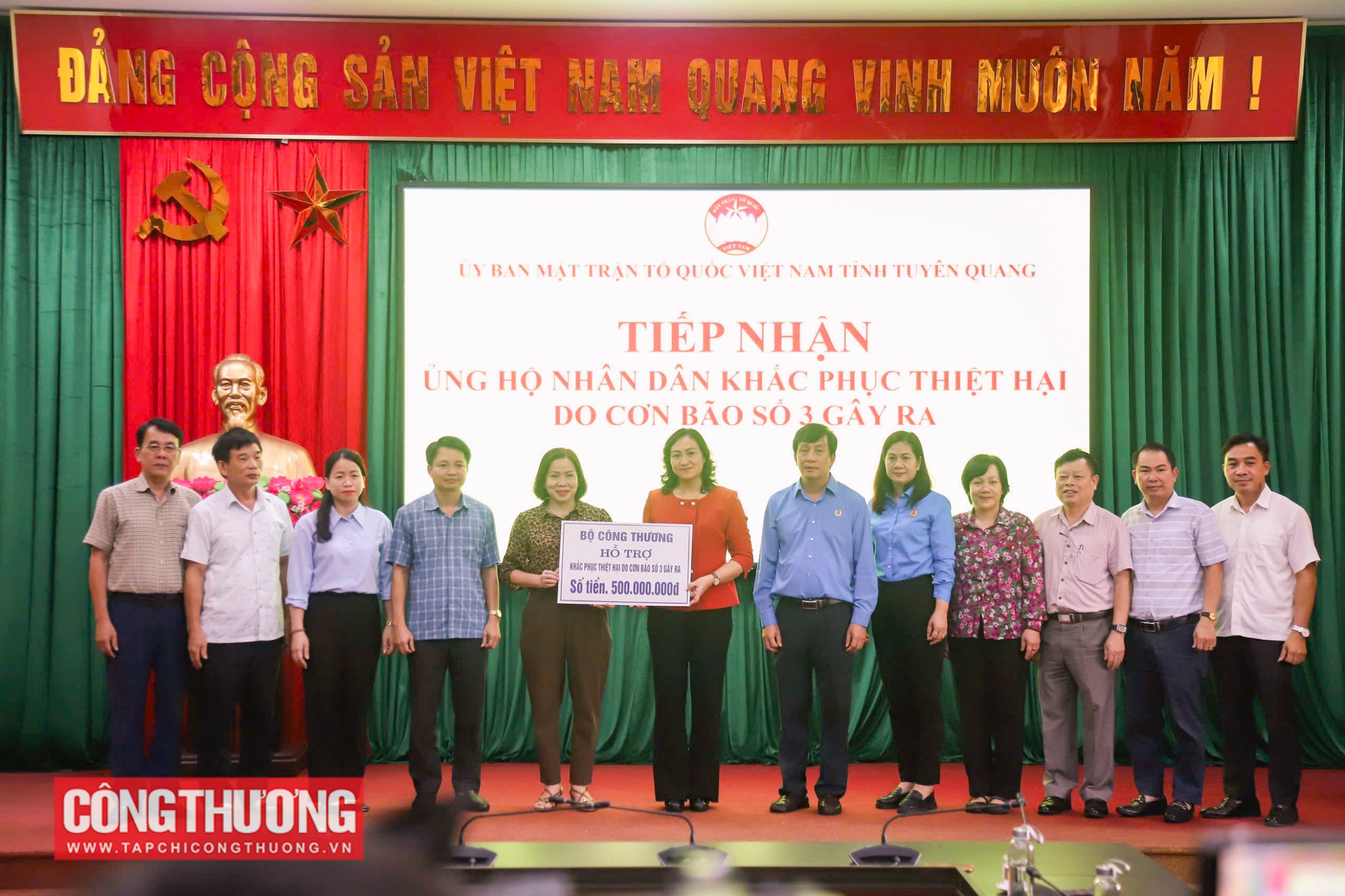 Thứ trưởng Bộ Công Thương Phan Thị Thắng và đoàn công tác đã trao 500 triệu đồng đến Mặt trận Tổ quốc tỉnh Tuyên Quang, cùng 1.000 suất quà do Aeon và Central Retail hỗ trợ