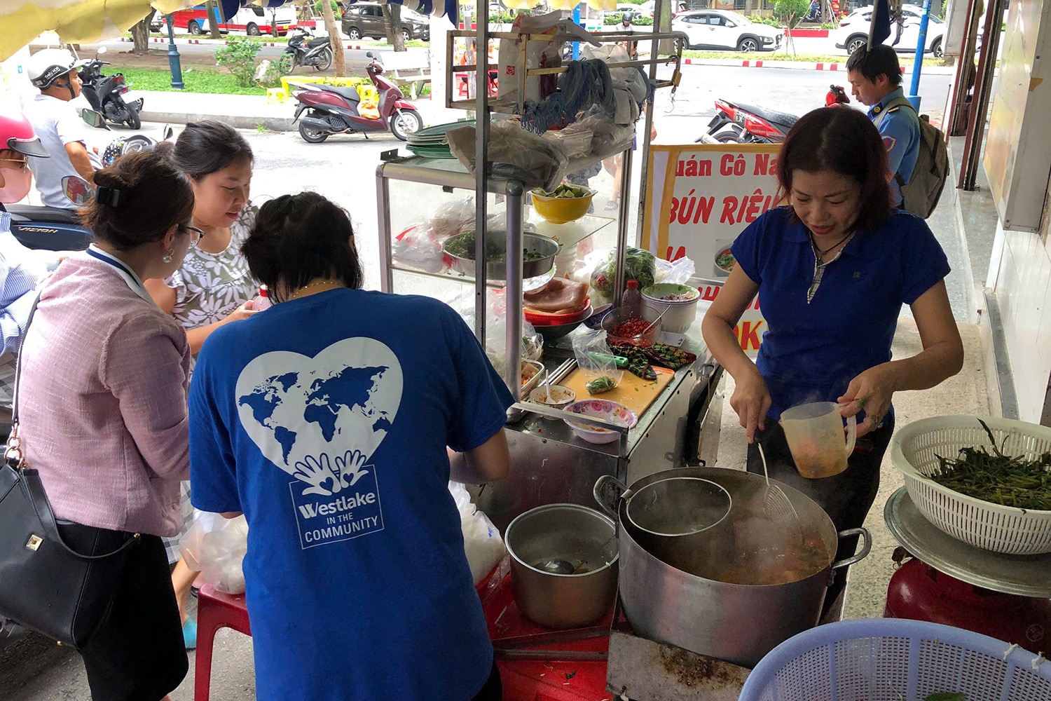 Quán bún riêu không thu tiền, nhờ khách chuyển khoản ủng hộ đồng bào bão lũ - Ảnh 2.