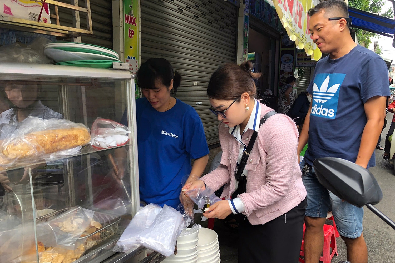 Quán bún riêu không thu tiền, nhờ khách chuyển khoản ủng hộ đồng bào bão lũ - Ảnh 3.