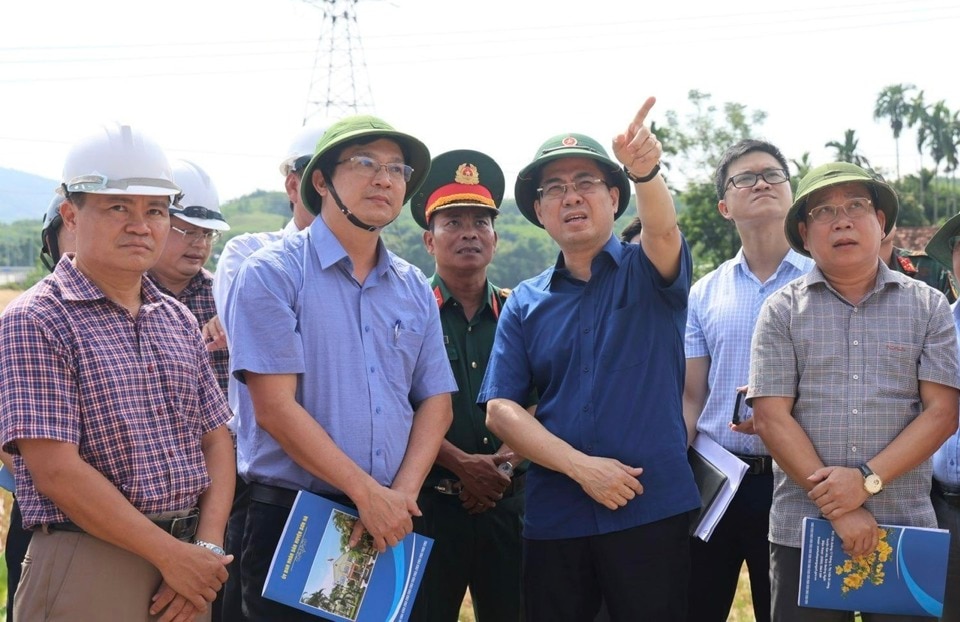 Chủ tịch UBND tỉnh Quảng Ngãi Nguyễn Hoàng Giang (thứ 2 từ phải sang) kiểm tra hiện trường dự án.