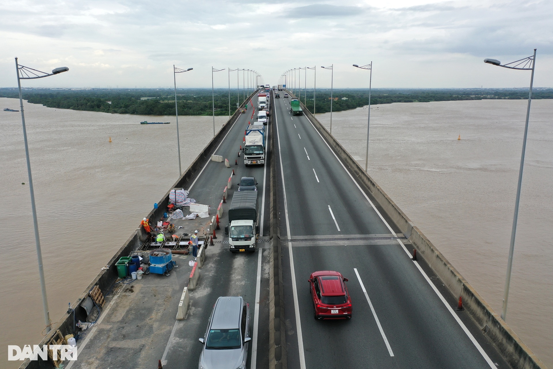 Cao tốc TPHCM - Long Thành kẹt xe kéo dài hơn 5km vì sửa cầu - 5