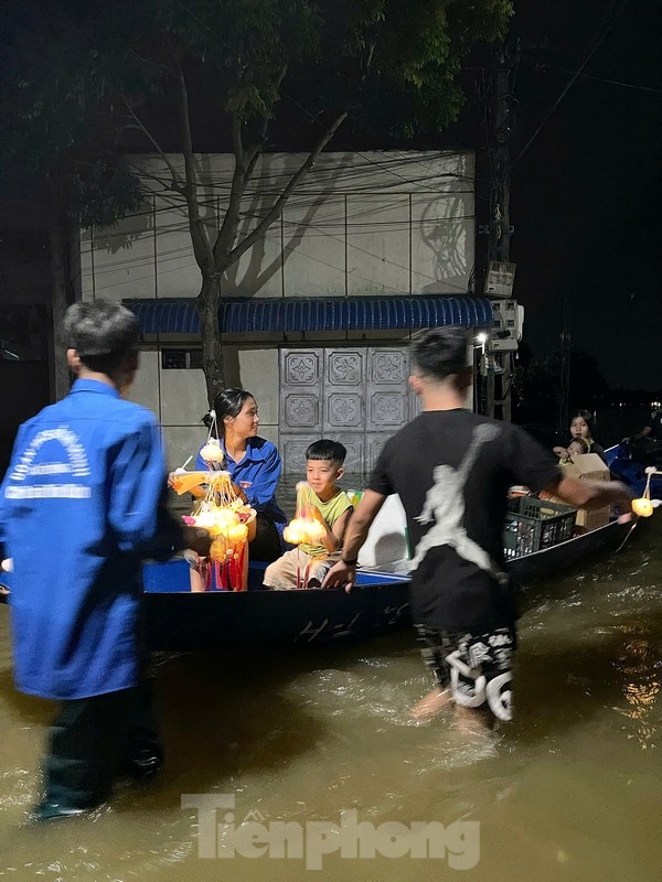 Trẻ em Hà Nội rước đèn đón Trung thu trên thuyền ở vùng ‘rốn lũ’ ảnh 7