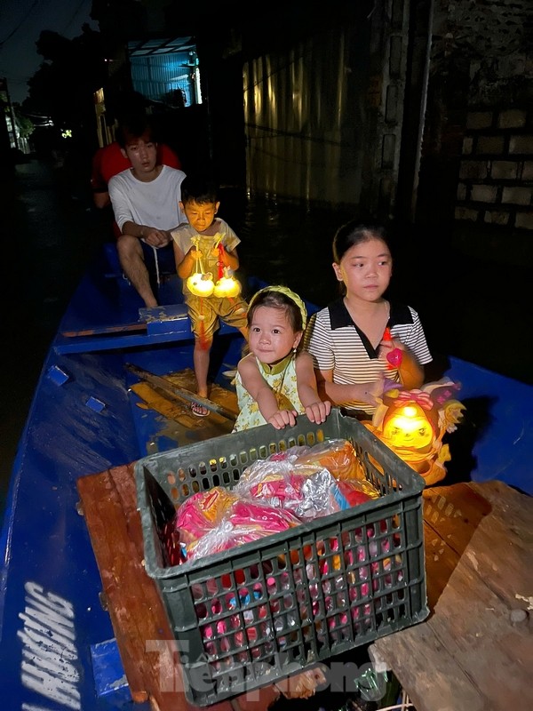 Trẻ em Hà Nội rước đèn đón Trung thu trên thuyền ở vùng ‘rốn lũ’ ảnh 8