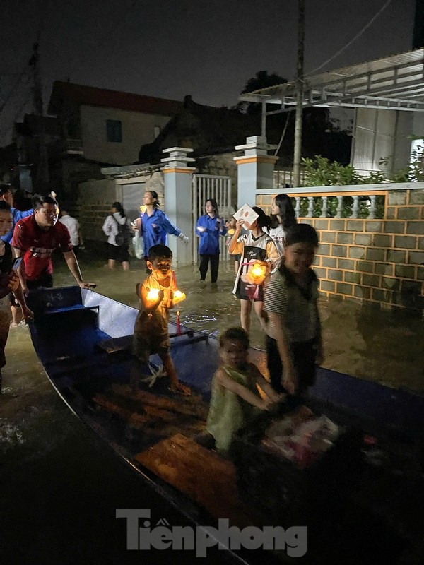 Trẻ em Hà Nội rước đèn đón Trung thu trên thuyền ở vùng ‘rốn lũ’ ảnh 12