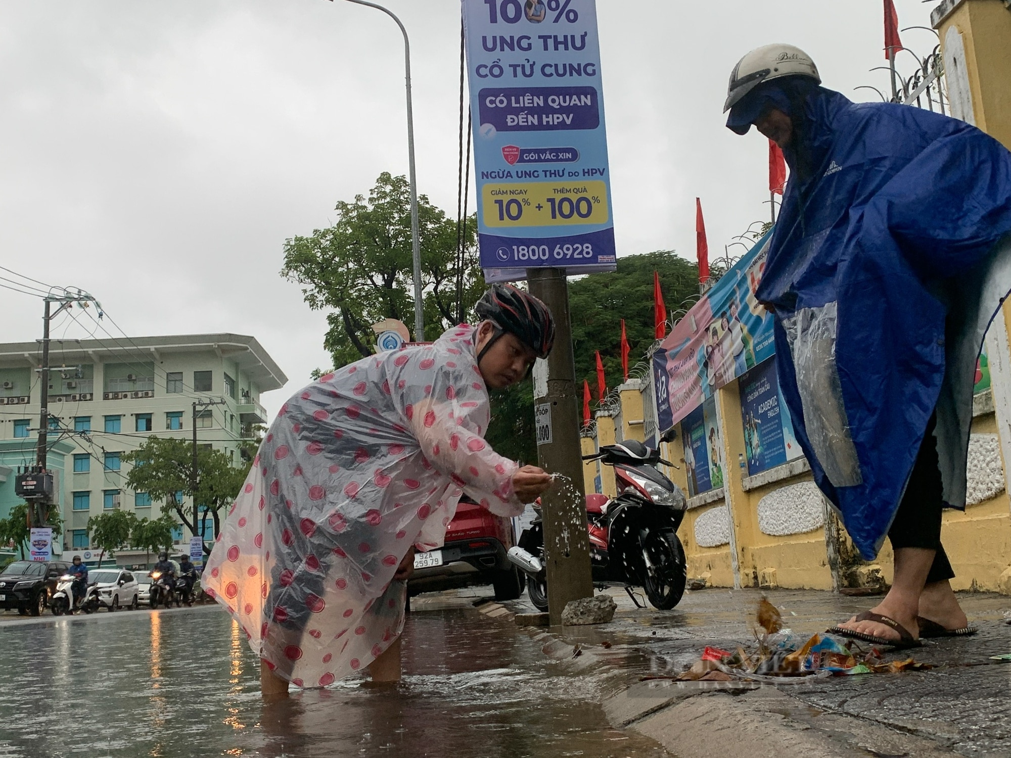 Nhiều tuyến phố ở Đà Nẵng bị ngập nặng từ sáng sớm do mưa lớn- Ảnh 8.