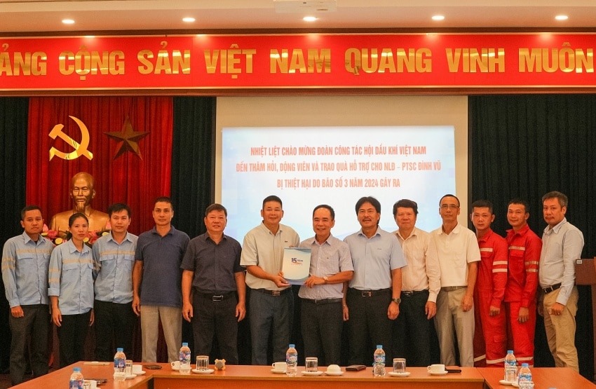 Hội Dầu khí Việt Nam trao nghĩa tình đến Người lao động Dầu khí bị ảnh hưởng bão số 3