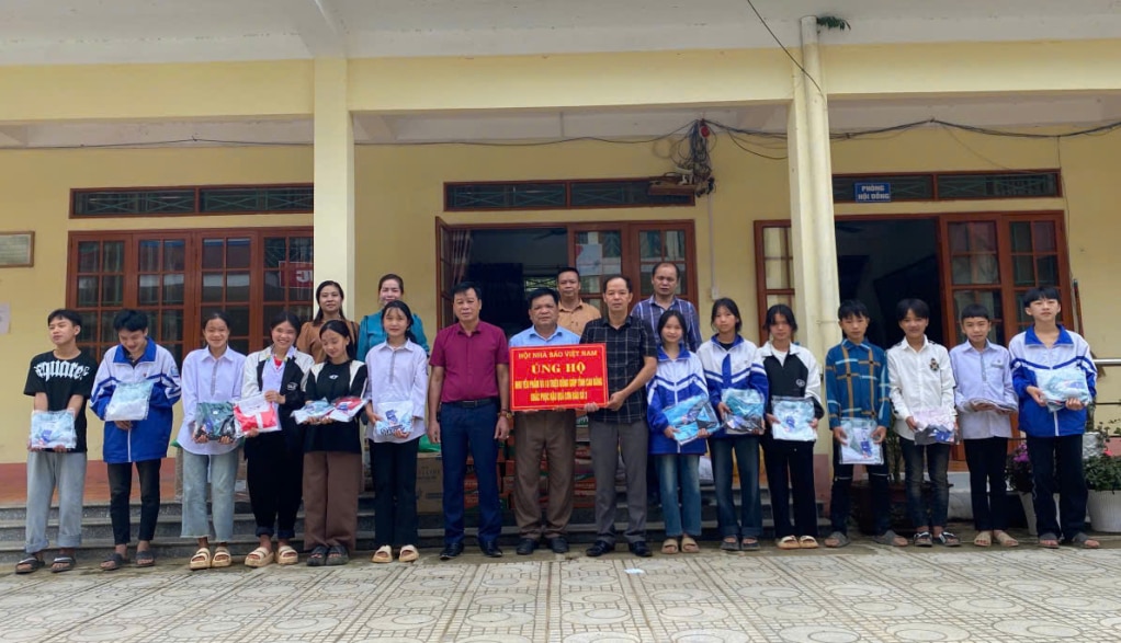 cac cap hoi nha bao ca nuoc huong ve nguoi dan vung lu hinh 3