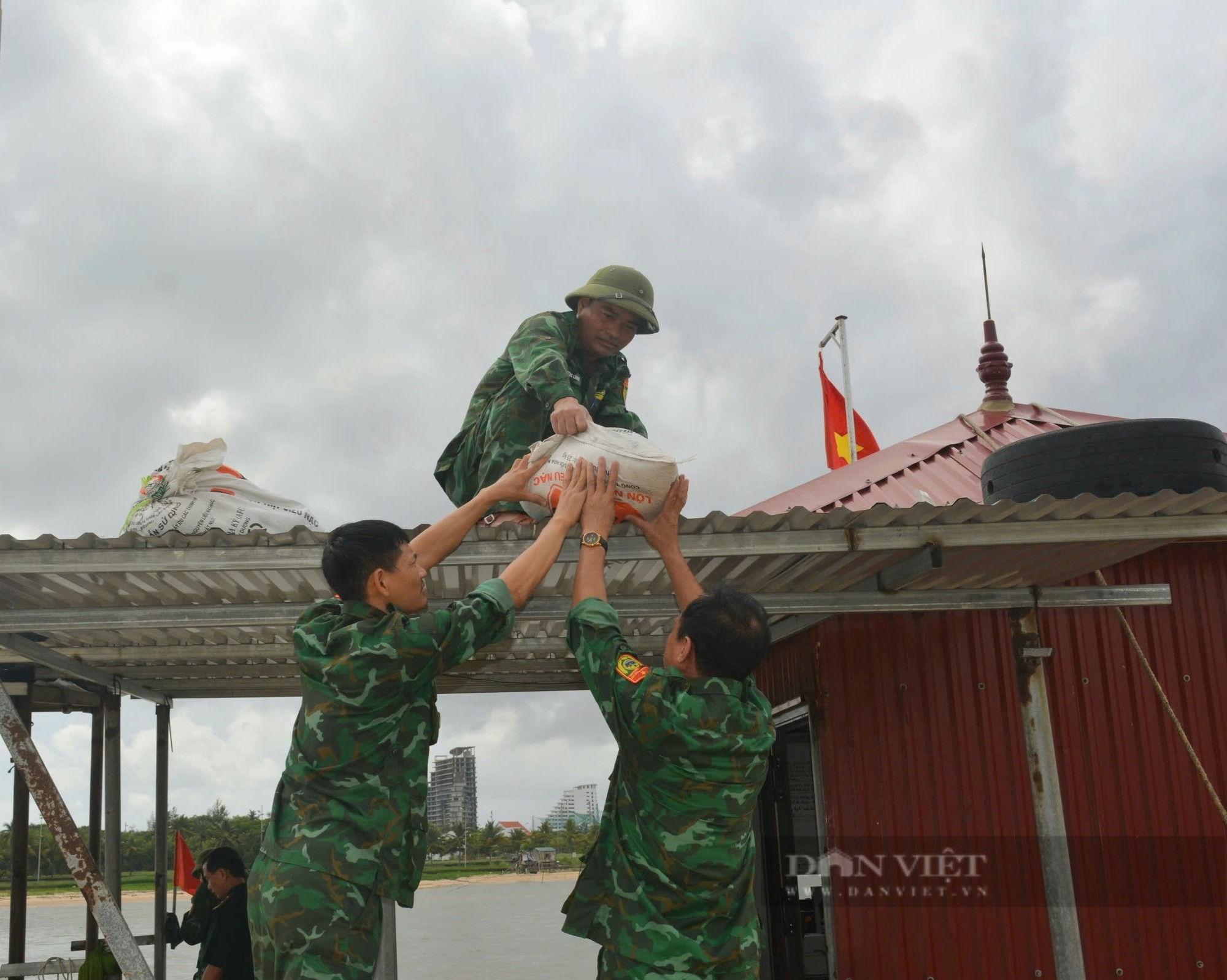 Áp thấp nhiệt đới sắp mạnh lên thành bão số 4: Người dân Quảng Bình gia cố lại nhà cửa phòng chống bão - Ảnh 3.