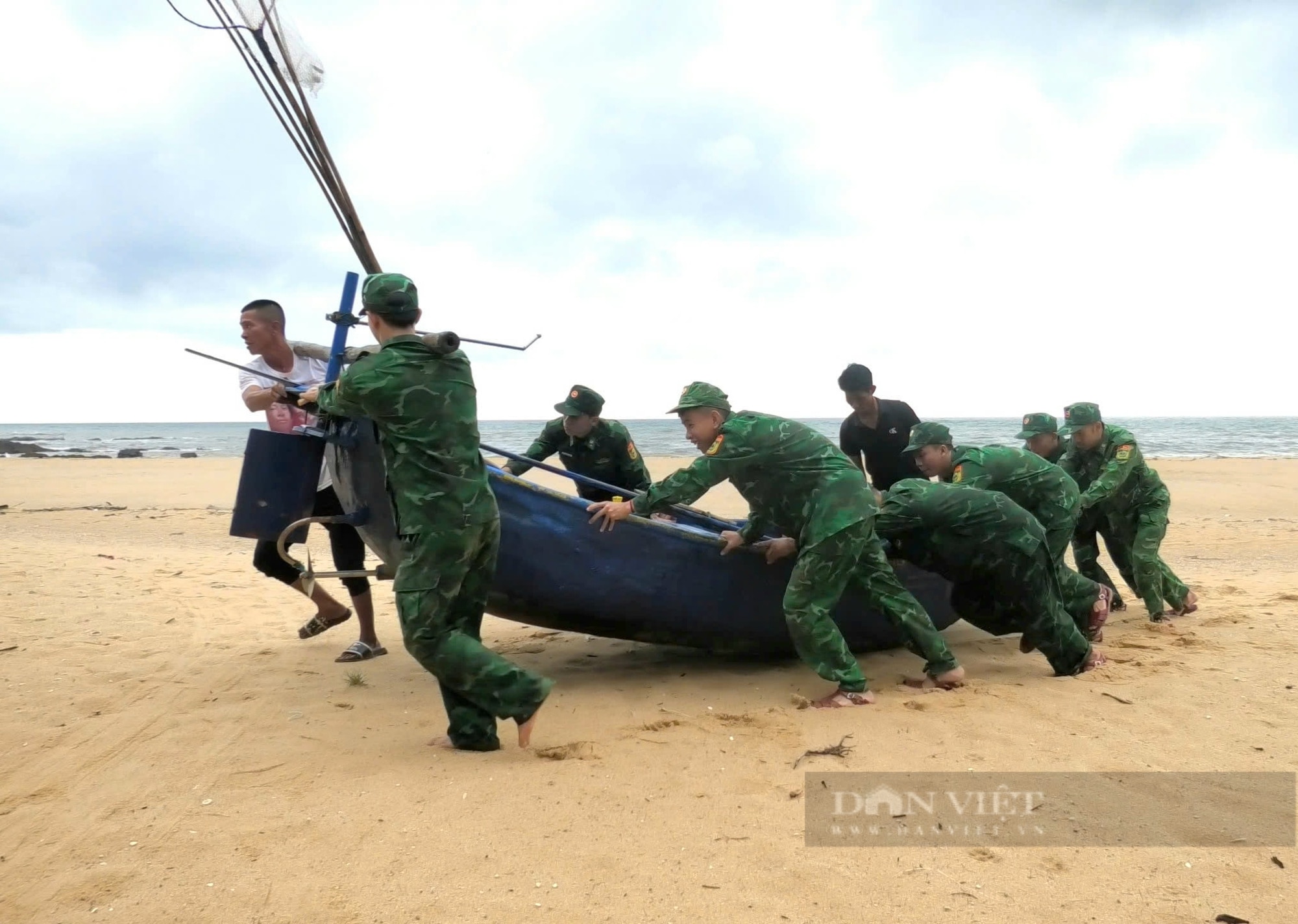 Áp thấp nhiệt đới sắp mạnh lên thành bão số 4: Người dân Quảng Bình gia cố lại nhà cửa phòng chống bão - Ảnh 4.