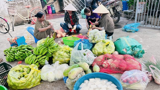 ‘Đột nhập' khu bếp nấu hàng nghìn suất ăn thiện nguyện ở vùng lũ Hà Nội ảnh 2