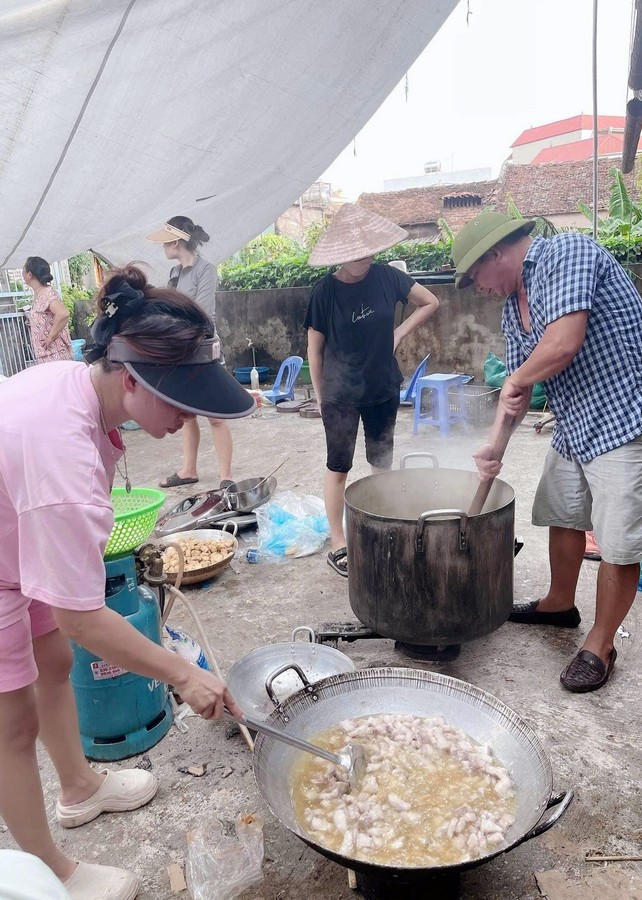 ‘Đột nhập' khu bếp nấu hàng nghìn suất ăn thiện nguyện ở vùng lũ Hà Nội ảnh 6