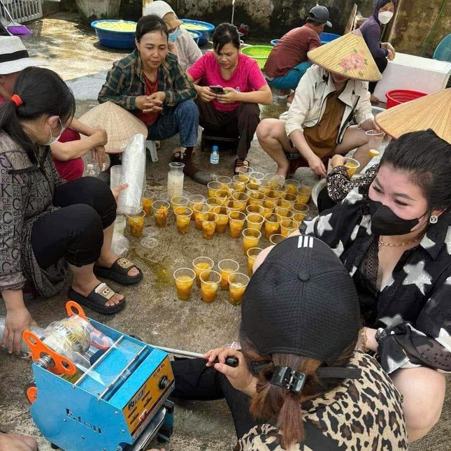 ‘Đột nhập' khu bếp nấu hàng nghìn suất ăn thiện nguyện ở vùng lũ Hà Nội ảnh 9