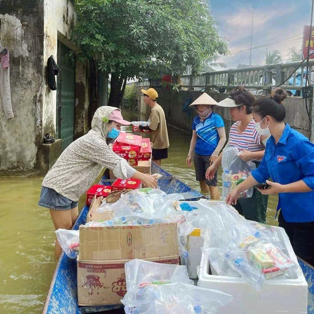 ‘Đột nhập' khu bếp nấu hàng nghìn suất ăn thiện nguyện ở vùng lũ Hà Nội ảnh 15