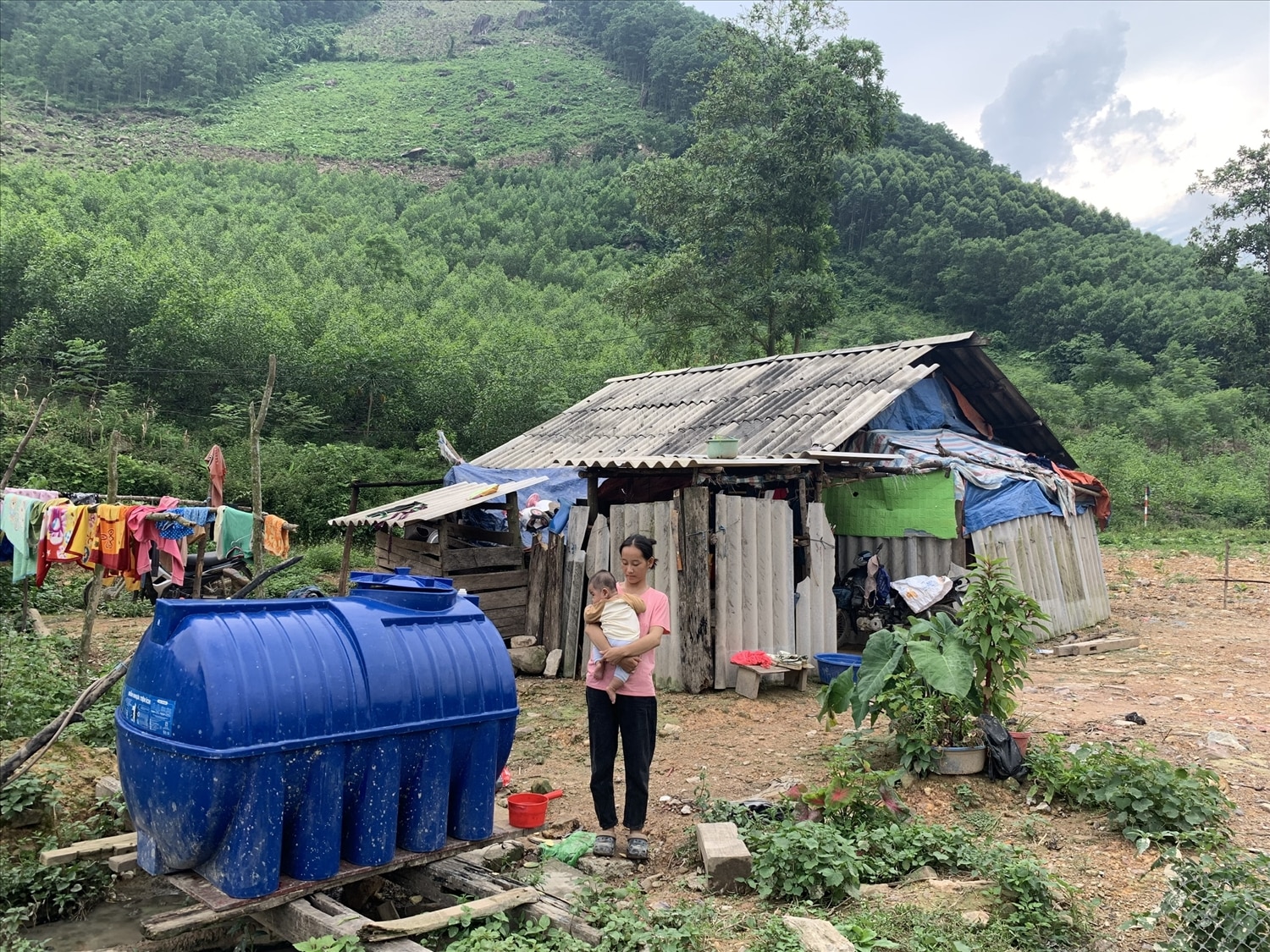 Nhà ông Lý Văn Mái gồm 8 khẩu hiện đang sống tại căn nhà chừng 25 mét vuông, cách vị trí nhà ở cũ chừng 20 mét