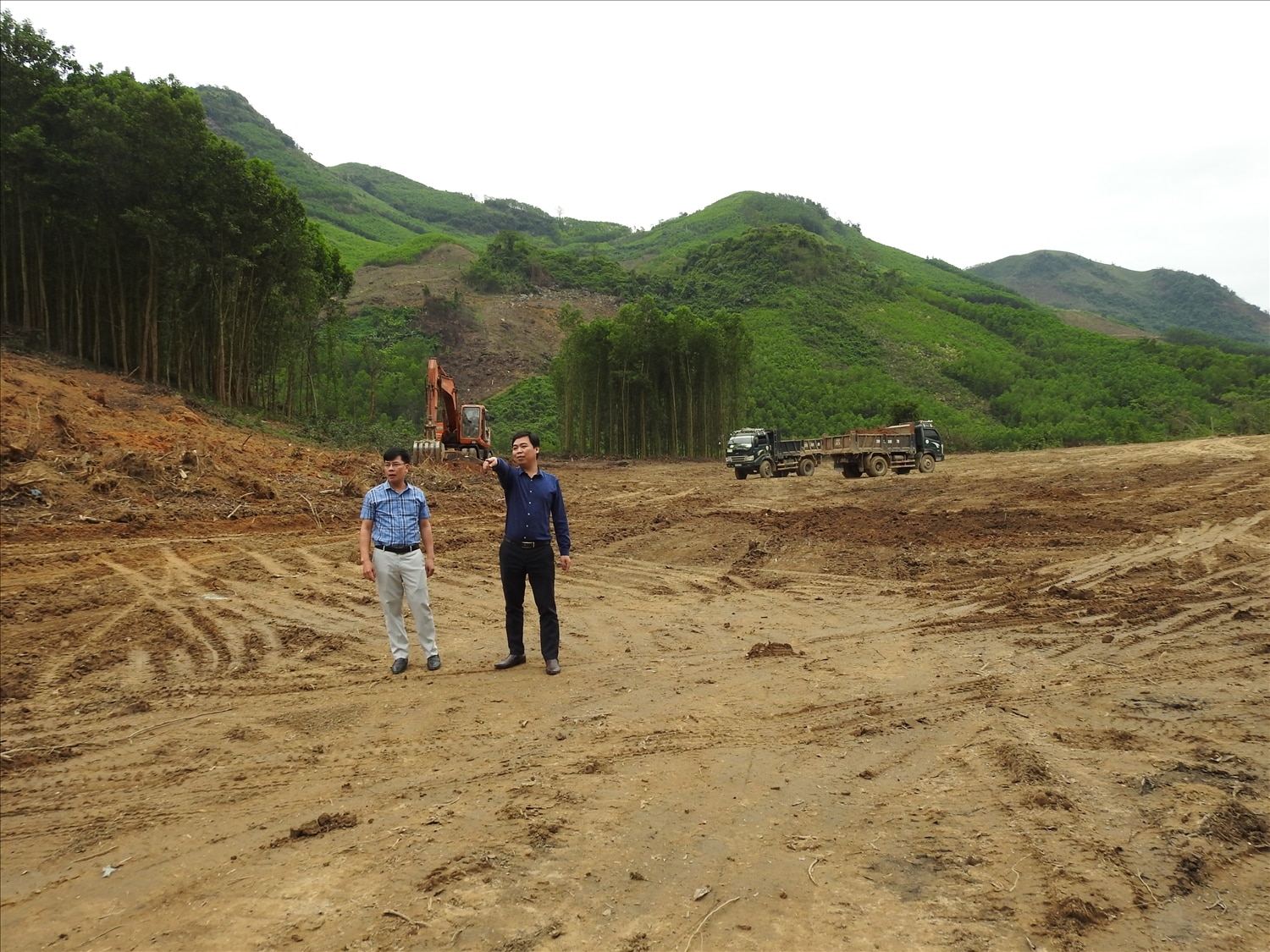 Ông Ngô Bá Linh (áo đen- cán bộ Ban quản lý dự án đầu tư xây dựng huyện Đồng Hỷ) kiểm tra tiến độ công trình khu tái định cư 