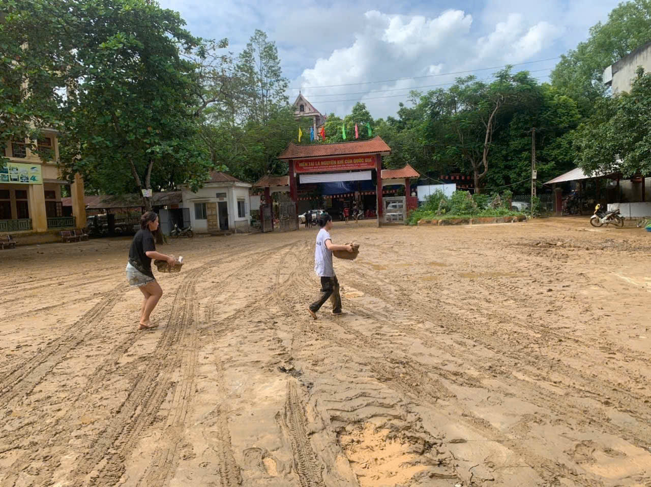 'Nhà ngập ngổn ngang nhưng lo cho học trò trước đã' - Ảnh 2.