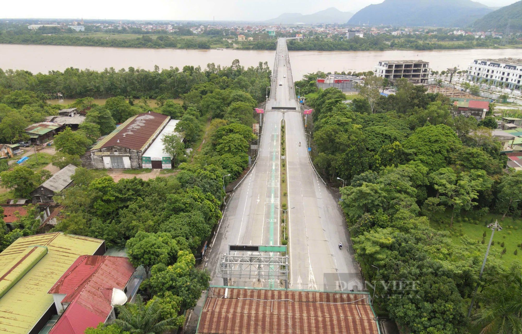 Toàn cảnh cầu Bến Thủy 1 bắc qua sông Lam vừa được 