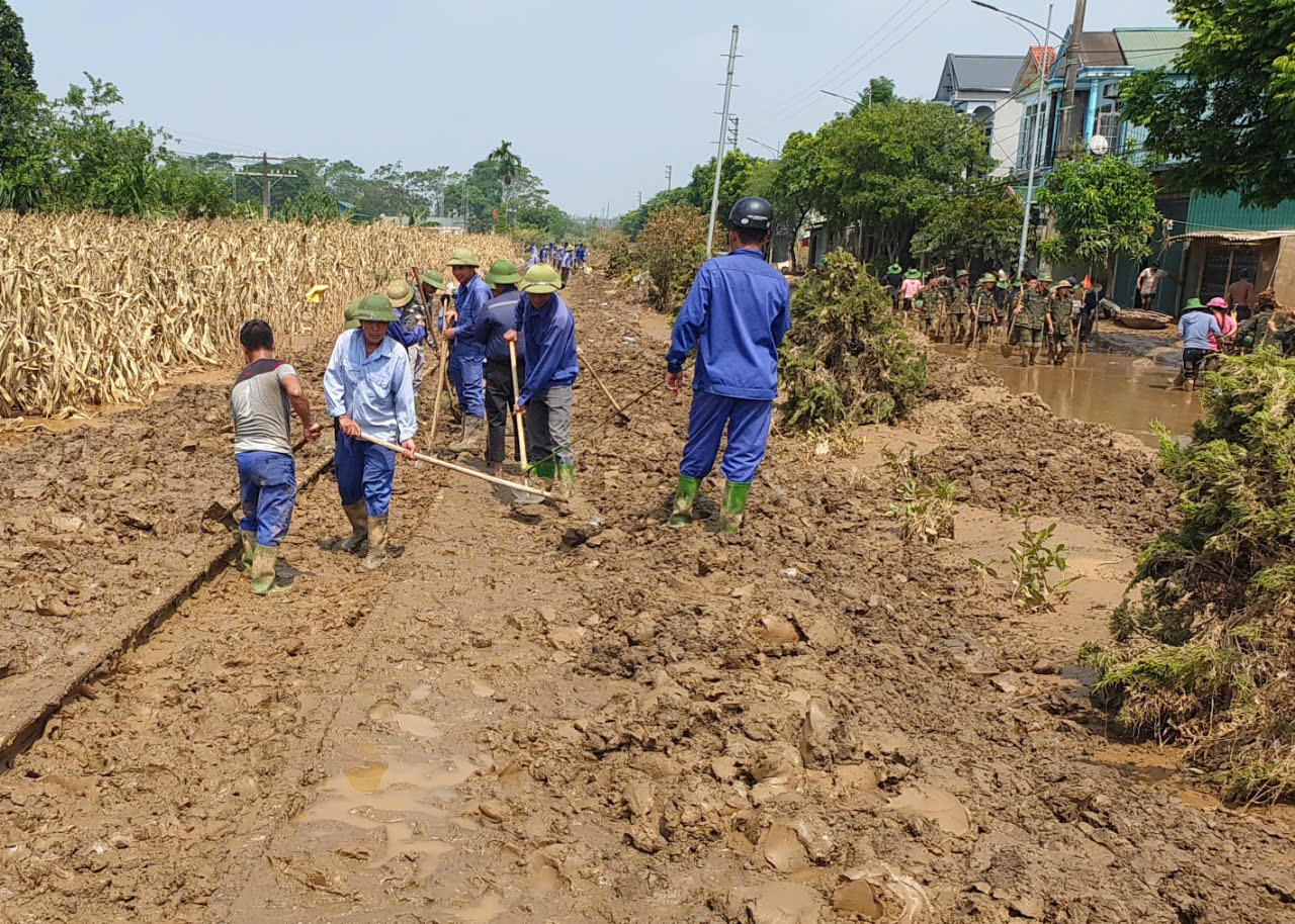 Gác việc nhà, lo cho đường sắt sớm thông tàu sau lũ- Ảnh 6.