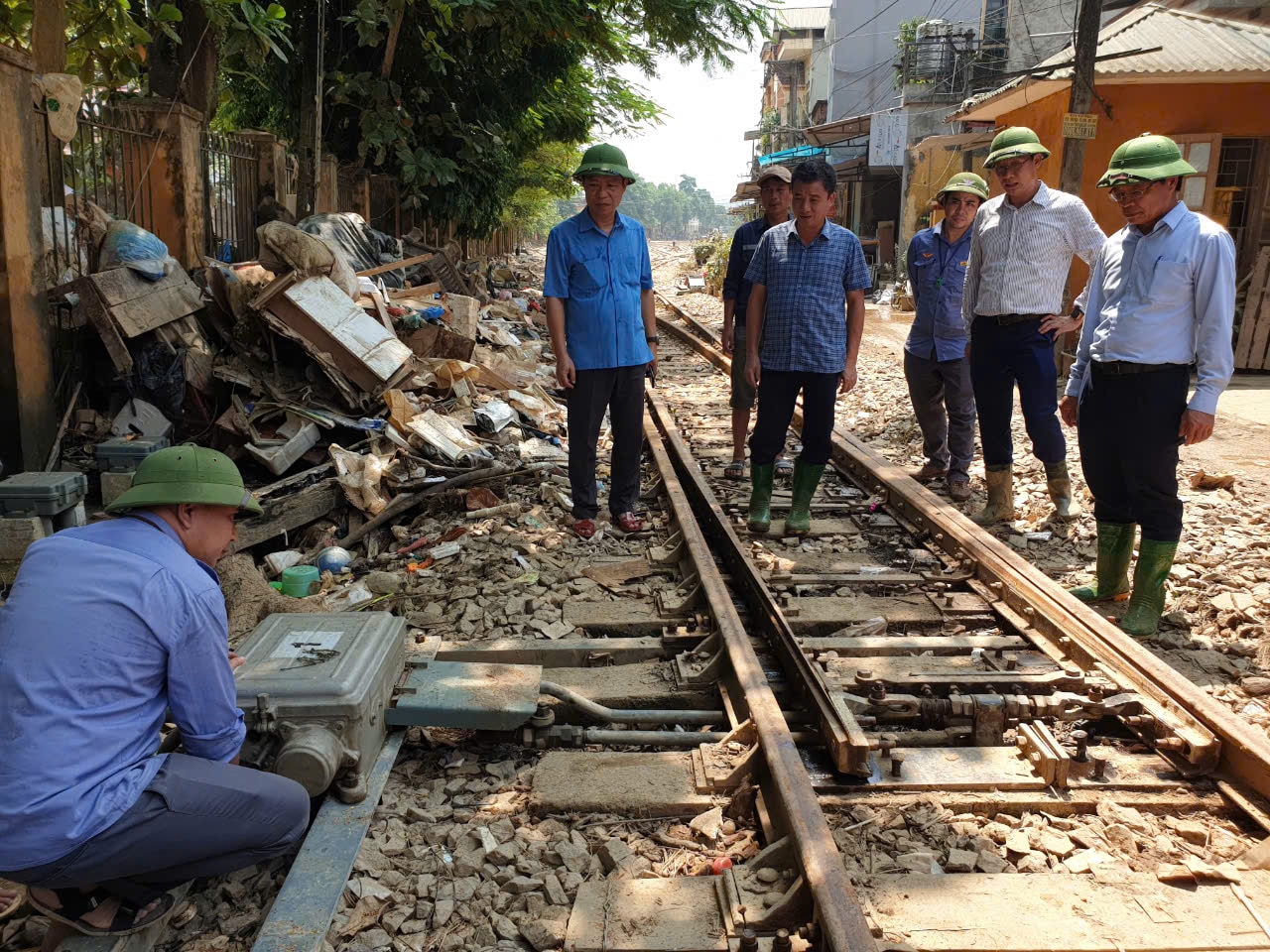 Gác việc nhà, lo cho đường sắt sớm thông tàu sau lũ- Ảnh 16.