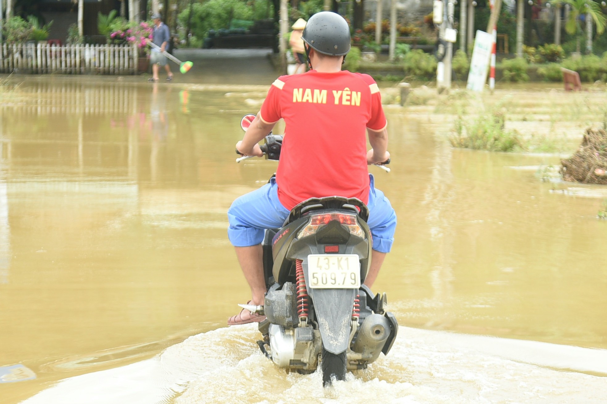 Nhiều hộ dân ở Đà Nẵng ngập nặng do ảnh hưởng bão ảnh 9