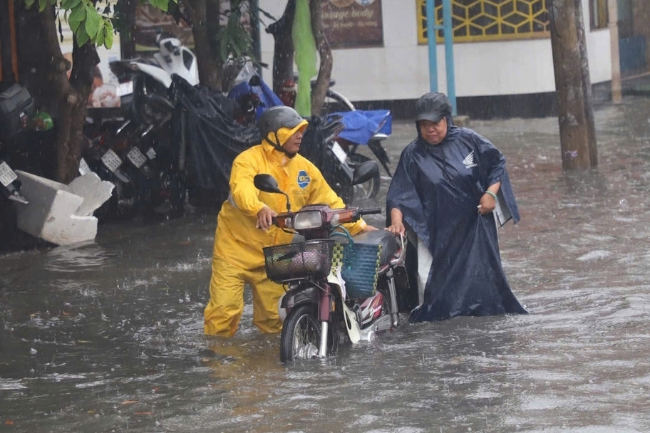 Mưa không ngừng từ sáng đến trưa, nhiều tuyến đường TPHCM ngập nặng