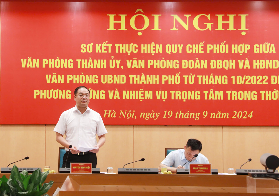 Chánh văn phòng Đoàn đại biểu Quốc hội & HĐND TP Hà Nội Nguyễn Ngọc Việt phát biểu tại hội nghị.