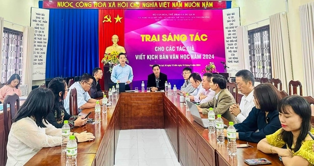 Truyền lửa cho văn nghệ sĩ qua Trại sáng tác kịch bản văn học năm 2024  - Ảnh 2.