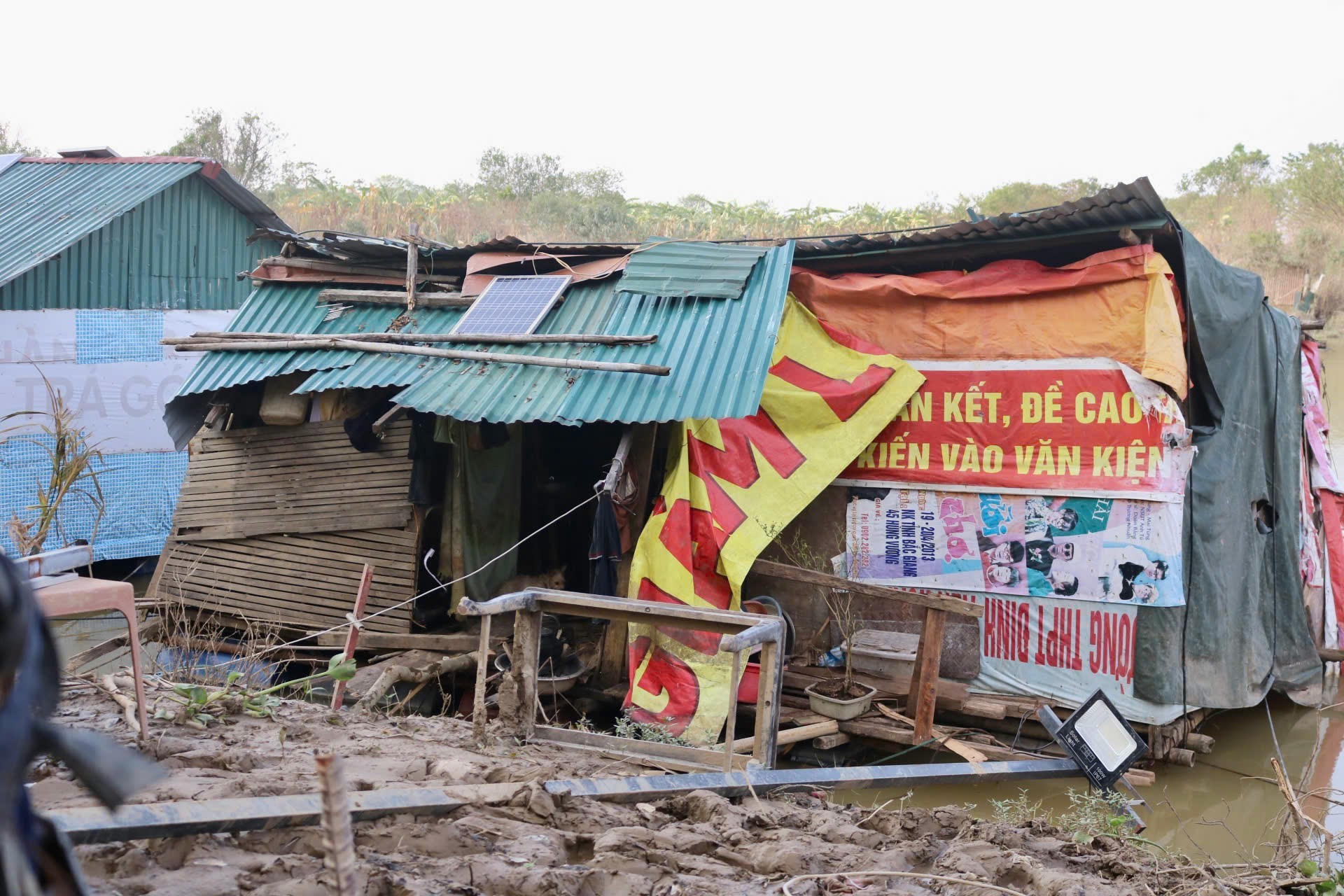 ‘Xóm phao’ ven sông Hồng tan hoang khi nước rút, người dân căng mình dọn bùn ảnh 7