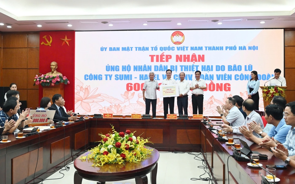 Phó Chủ tịch Thường trực Ủy ban MTTQ Việt Nam TP Hà Nội Nguyễn Sỹ Trường tiếp nhận ủng hộ Nhân dân bị thiệt hại do bão lũ từ các cơ quan, đơn vị 