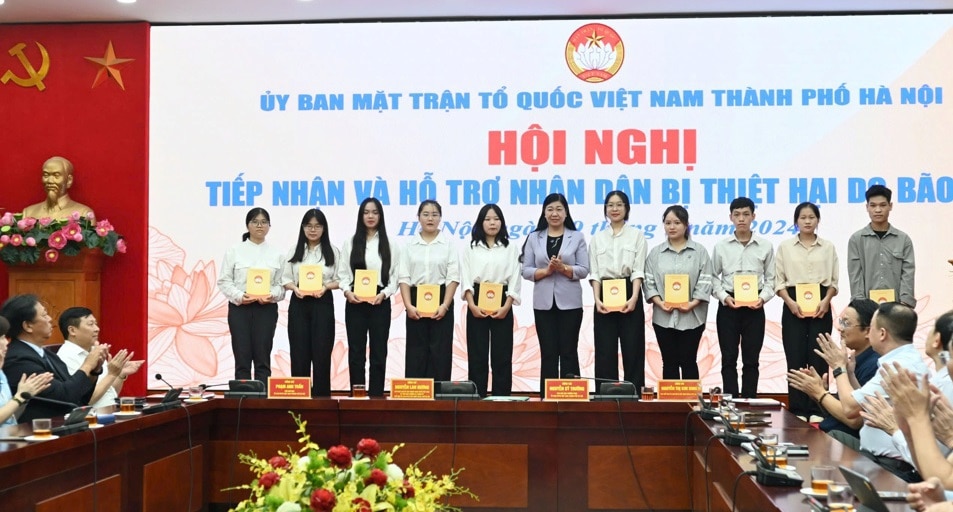 Chủ tịch Ủy ban Mặt trận Tổ quốc Việt Nam TP Hà Nội Nguyễn Lan Hương trao hỗ trợ cho sinh viên đang học tập trên địa bàn Hà Nội đến từ các tỉnh, thành bị ảnh hưởng nặng nề bởi cơn bão số 3