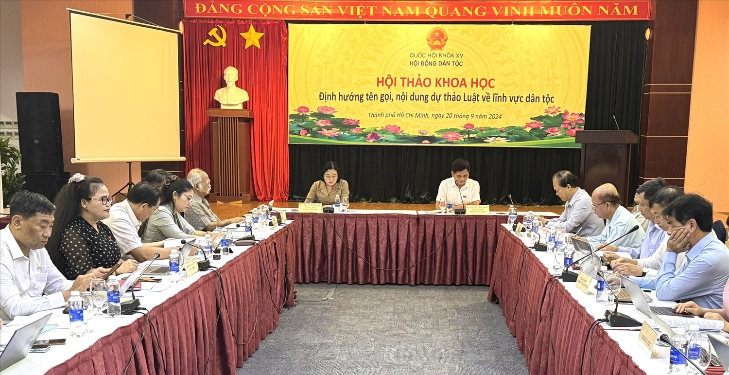 Các đại biểu tham dự Hội thảo khoa học 