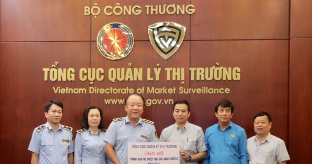 Lực lượng QLTT quyên góp hơn 2,3 tỷ đồng ủng hộ người dân bị ảnh hưởng bởi bão, lũ