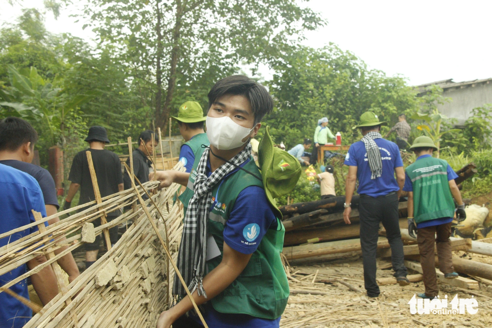 Tuổi trẻ TP.HCM dựng nhà, khám bệnh cho bà con vùng lũ phía Bắc - Ảnh 6.