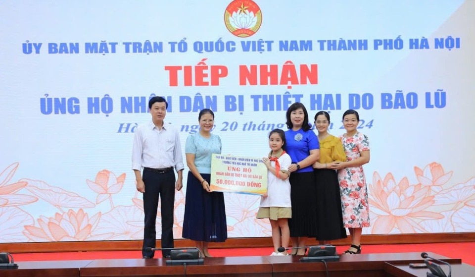 Phó Chủ tịch Ủy ban Mặt trận Tổ quốc Việt Nam TP Hà Nội Nguyễn Thị Kim Dung tiếp nhận ủng hộ của cán bộ, giáo viên, nhân viên, học sinh trường Tiểu học Ngô Thì Nhậm (Quận Hai Bà Trưng, Hà Nội)  