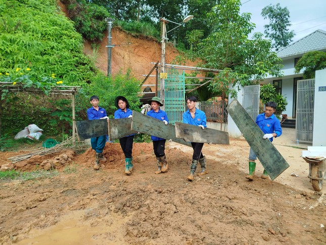 Thanh niên Yên Bái đồng hành khắc phục hậu quả sau lũ ảnh 4