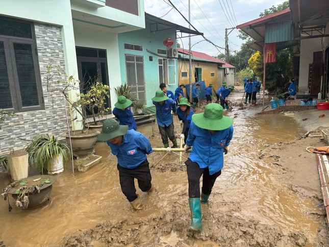 Thanh niên Yên Bái đồng hành khắc phục hậu quả sau lũ ảnh 5