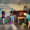 Giáo viên Trường Trung học cơ sở Yên Mỹ, Hà Nội dọn dẹp trường sau bão Yagi. (Ảnh: PV/Vietnam+)